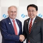 　日豪経済閣僚対話を前に握手するオーストラリアのファレル貿易相（左）と赤沢経産相＝１９日午後、経産省