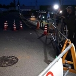 　事故があったマンホール（手前）＝１９日午後７時９分、福島市