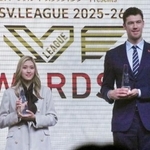 　ＳＶリーグの最優秀選手賞に選ばれた佐藤淑乃（左）とドミトリー・ムセルスキー＝１９日、東京都内