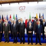 　Ｇ７財務相・中央銀行総裁会議の会場で写真に納まる片山財務相（前列右から２人目）ら＝１９日、パリ（共同）