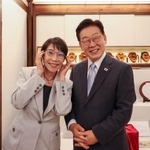 　内閣広報室のＸ（旧ツイッター）に１９日に投稿された、韓国の李在明大統領（右）愛用の眼鏡をすかさず「拝借」する高市首相の写真