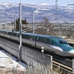 　走行する北海道新幹線＝３月、北海道北斗市