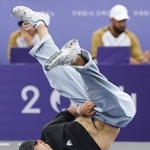 　パリ五輪のブレイキン男子で技を繰り出す大能寛飛＝２０２４年８月（共同）
