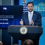 　１９日、米ホワイトハウスで記者会見するバンス副大統領（ゲッティ＝共同）