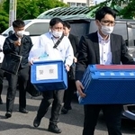 　若山哲夫容疑者の自宅へ家宅捜索に向かう捜査員＝２０日午前、新潟県胎内市