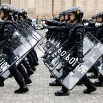 　警視庁機動隊の観閲式で行進する隊員＝２０日午前、東京・明治神宮外苑