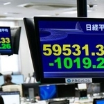 　一時６万円を割り込んだ日経平均株価を示すモニター＝２０日午前、東京都港区の外為どっとコム