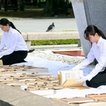 　広島市の平和記念公園で行われた原爆死没者名簿の「風通し」＝２０日午前