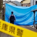 　母娘２人の遺体が見つかった現場付近に張られたブルーシート＝２０日午前９時３６分、兵庫県たつの市