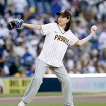 　パドレス-ドジャース戦で、始球式を務める石川佳純さん＝サンディエゴ（共同）