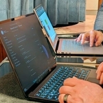 　米マイクロソフトのＡＩに特化した業務用新型ノートパソコン＝４月、米ニューヨーク（共同）