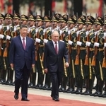 　歓迎式典に臨むロシアのプーチン大統領（右）と中国の習近平国家主席＝２０日、北京の人民大会堂（共同）