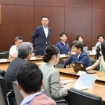 　大阪都構想を巡り、法定協設置議案について協議する大阪維新の会市議団＝２０日午前、大阪市役所
