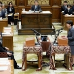 　党首討論で国民民主党の玉木代表（手前左）の質問に答える高市首相＝２０日午後、国会