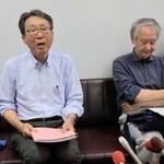 　記者会見する市民団体の久米慶典共同代表（左）ら＝２０日午後、山口県岩国市