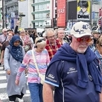 　東京・渋谷のスクランブル交差点を歩く訪日客＝４月