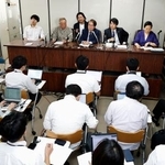 　全国統一教会被害対策弁護団と被害者らが開いた記者会見＝２０日午後、東京・霞が関の司法記者クラブ