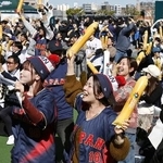 　ＷＢＣをパブリックビューイングで観戦するファン＝３月、東京都墨田区