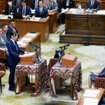 　党首討論で高市首相（手前右）に質問するチームみらいの安野党首＝２０日午後、国会
