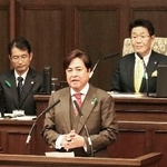 　大阪府議会で議長に選出された大阪維新の会の西野弘一氏（手前）＝２０日午後