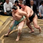 　正代（右）が送り出しで琴桜を破る＝両国国技館