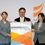 　写真に納まる（左から）車いすバスケットボール女子の網本麻里、スポーツ庁の河合純一長官、スノーボード女子の小野光希＝２０日午後、東京都千代田区
