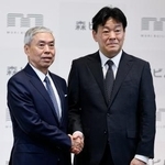 　森ビル社長交代の記者会見を終え、握手する辻慎吾社長（左）と向後康弘氏＝２０日午後、東京都港区