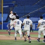 　東都大学野球春季リーグで優勝し、喜ぶ国学院大ナイン＝神宮