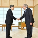 　国連のグテレス事務総長（右）と面会される天皇陛下＝２０日午後、皇居・御所（代表撮影）