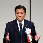 　東京都内で開かれた改憲派集会であいさつする自民党の新藤義孝憲法改正実現本部事務総長＝２０日午後