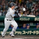　９回阪神無死、森下が左越えにサヨナラ本塁打を放つ＝甲子園