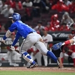 　８回ＤｅＮＡ１死一、三塁、松尾が投手の野選を誘うスクイズを決め勝ち越し。捕手石原＝マツダ