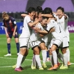 　サッカー女子ＡＣＬ準決勝の水原戦で、逆転のゴールに抱き合って喜ぶ選手たち＝２０日、韓国・水原（聯合＝共同）