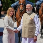 　イタリア・ローマでインドのモディ首相（右）を出迎えるメローニ首相＝２０日（ＡＰ＝共同）