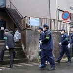 　竹前海斗容疑者と妻美結容疑者の自宅へ家宅捜索に向かう捜査員＝２１日午前９時５４分、横浜市港北区