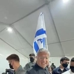 　２０日に公開された映像の中で、活動家らの拘束に反応を示すイスラエルのベングビール国家治安相（中央）＝中部アシュドッド（Ｏｆｆｉｃｅ　ｏｆ　Ｉｔａｍａｒ　Ｂｅｎ　Ｇｖｉｒ提供・ロイター＝共同）