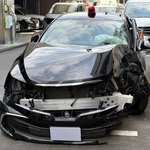 　赤色灯を取り付けて覆面パトカーを装い事故を起こした車＝２０日、警視庁練馬署