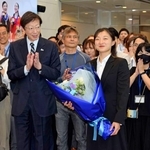 　神戸市の久元喜造市長（左）らから歓迎を受ける元フィギュアスケート選手の坂本花織さん＝２１日午前、市役所