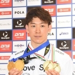 　バレーボール男子イタリア１部リーグ、ペルージャで獲得したメダルを手にポーズをとる石川祐希＝２１日、羽田空港