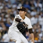 　ドジャース戦の７回から１回１／３を投げたパドレス・松井＝サンディエゴ（共同）