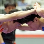 　男子フリー６１キロ級準決勝で組み合う樋口黎（左）＝駒沢体育館