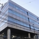 　日本郵便東京支社が入るビル＝１８日、東京都江東区