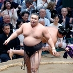 　琴勝峰（奥）を破り、２敗を守った霧島＝両国国技館