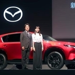 　全面改良したＳＵＶ「ＣＸ-５」を発表する、マツダの毛籠勝弘社長（左）とブランドアンバサダーの綾瀬はるかさん＝２１日午後、東京都渋谷区
