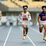 　男子１００メートル予選　準決勝進出を決めた小室歩久斗（中央）＝カンセキスタジアムとちぎ