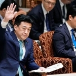 　参院内閣委などの連合審査会で、答弁のため挙手する木原官房長官＝２１日午後、国会