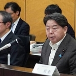 　サイバー防御に関する会合であいさつする林総務相（右）＝２１日午後、総務省