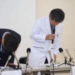 　記者会見で謝罪する桑名市総合医療センターの山田典一病院長（右）ら＝２１日午後、三重県桑名市