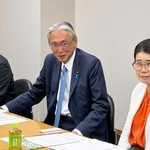 　「ＣＢＲＮＥテロ」対策強化に向けた自民党の議員連盟の会合であいさつする古屋圭司会長（中央）＝２１日午後、国会