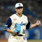 　５回、巨人・ダルベックを二飛に打ち取り、ガッツポーズするヤクルト・山野＝神宮